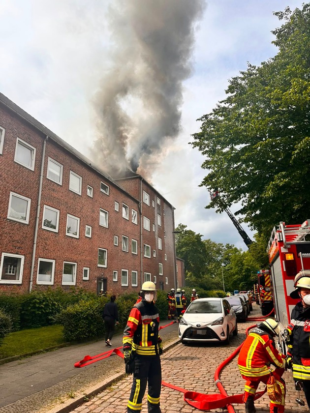 FW Neumünster: Dachstuhlbrand in der Sedanstraße - Feuerwehr verhindert weitere Brandausbreitung