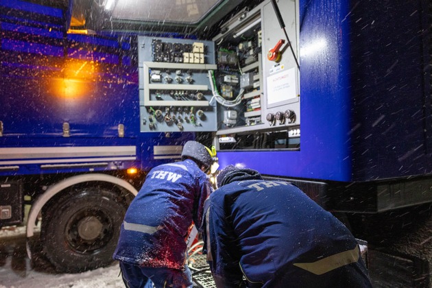 THW LVBEBBST: Gro&szlig;fl&auml;chiger Stromausfall im S&uuml;dwesten Berlins - THW unterst&uuml;tzt mit Notstrom und Notrufannahmestellen