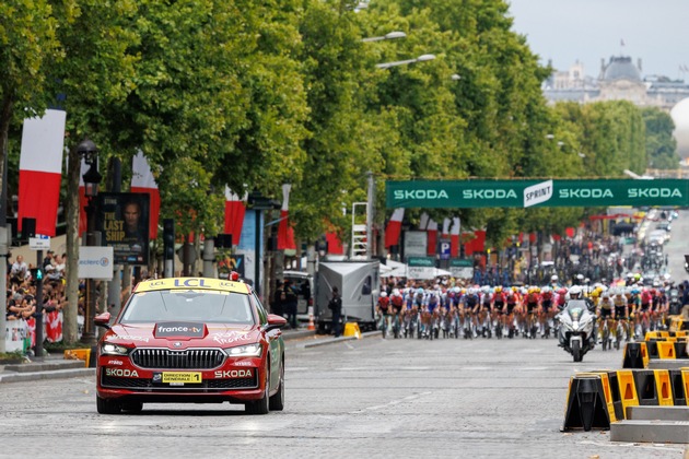 Der Gewinner der 112. Tour de France, Tadej Pogacar, erhält von Škoda Design gestaltete Trophäe