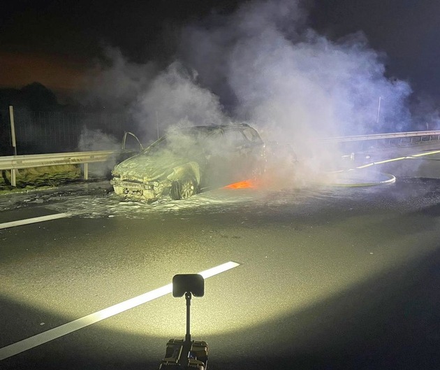 POL-STD: Hyundai auf der Autobahn 26 ausgebrannt - Polizei sucht bisher unbekannten Fahrer