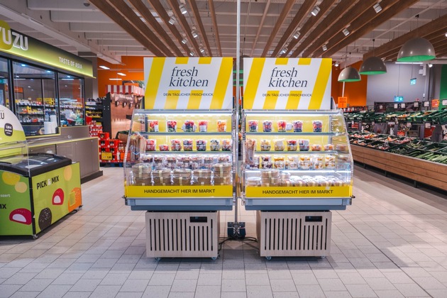 Frische, gewürfelt und in Scheiben: Kaufland bietet Kunden durch neue Kooperation mit Yuzu direkt vor Ort zubereitete Obst- und Gemüsesnacks