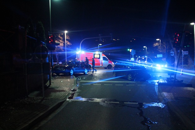 POL-ME: Kollision zwischen entgegenkommenden Fahrzeugen mit zwei verletzten Personen und hohem Sachschaden - Velbert - 2101003