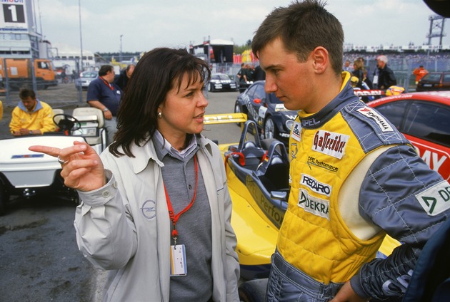 &quot;Der Job macht süchtig&quot; / Eine Frau koordiniert bei Opel-Motorsport Teams und Rennfahrer