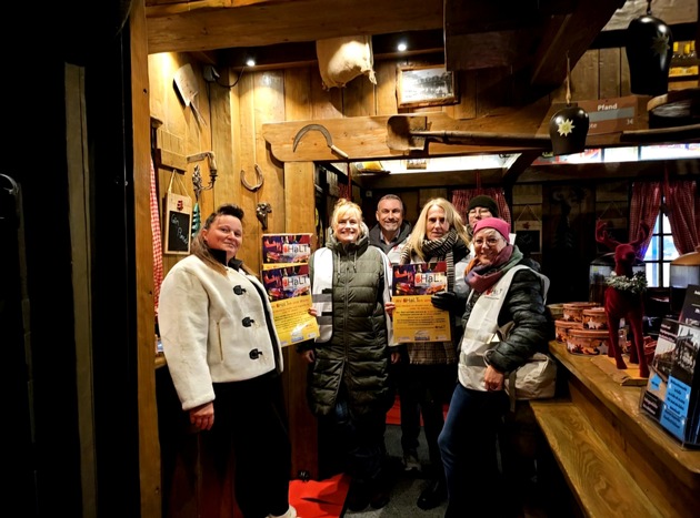 POL-CE: HaLT-Team auf dem Celler Weihnachtsmarkt mit neuen Plakaten unterwegs
