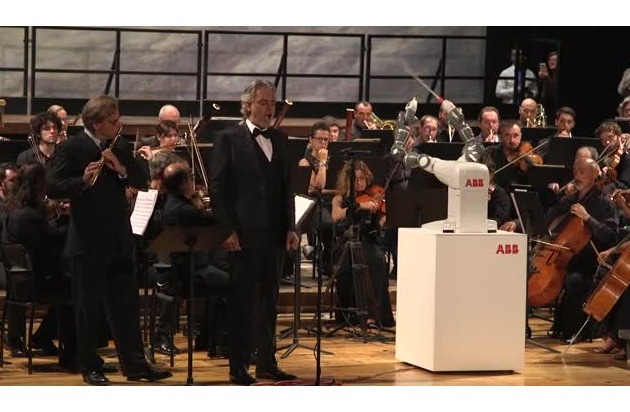 ABB-Roboter YuMi dirigierte Konzert mit Andrea Bocelli in Pisa / Einzigartiger Auftritt zeigte, was passiert, wenn innovative Roboter und Kunst aufeinandertreffen