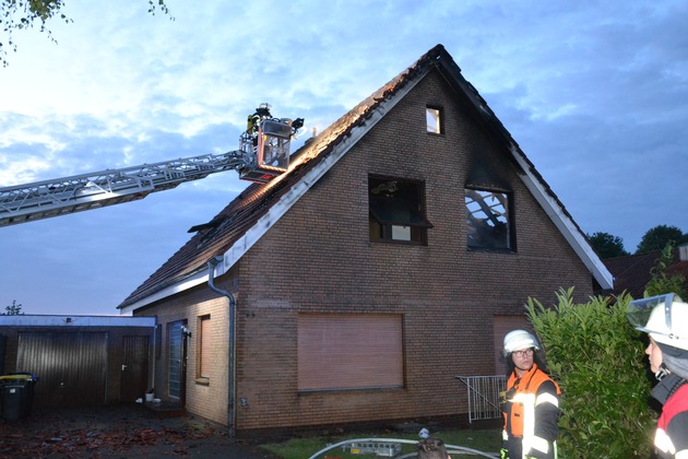FW-ROW: Zimmerbrand setzt Dachstuhl beim Einfamilienhaus in Brand