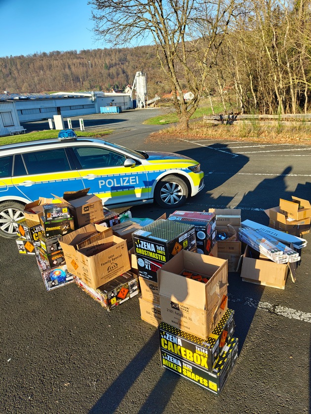 POL-GÖ: (488/2024) Polizei Hann. Münden beendet illegalen Straßenverkauf - Rund 250 Kilo Pyrotechnik auf Parkplatz im Industriegebiet Volkmarshausen beschlagnahmt