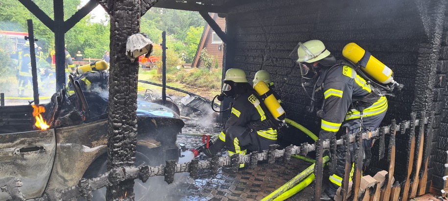 FW Lüchow-Dannenberg: Carport und PKW brennen komplett aus +++ über 50.000 EUR Schaden +++ Polizei ermittelt zur Brandursache