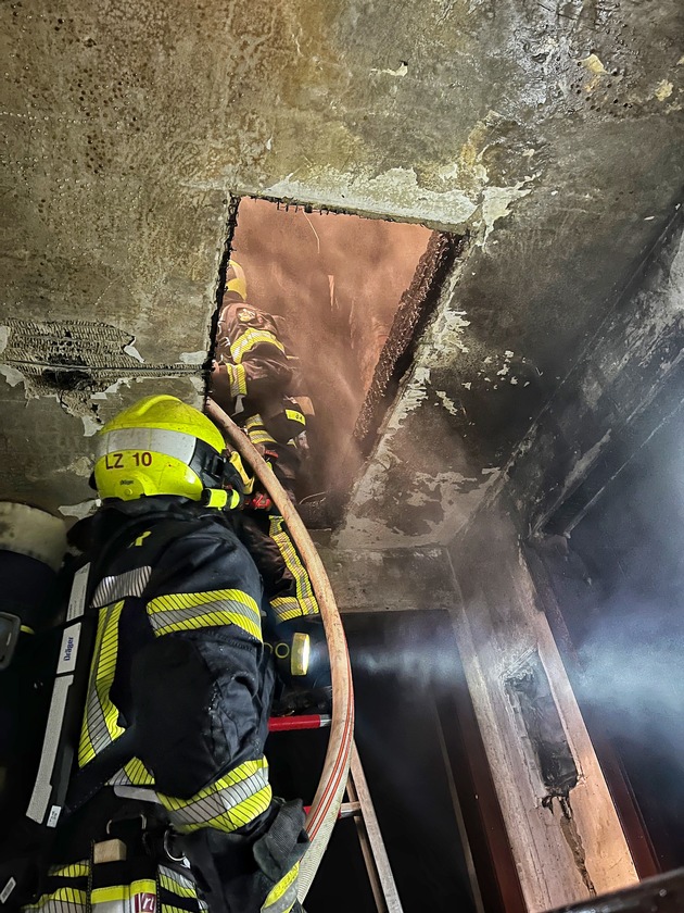 FW-NE: Dachstuhlbrand in leerstehendem Einfamilienhaus | Keine Verletzten