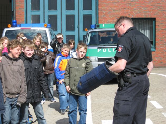 POL-CUX: Zukunftstag der Polizei kam gut an - Elf Schülerinnen und Schüler hatten sichtlich Spaß