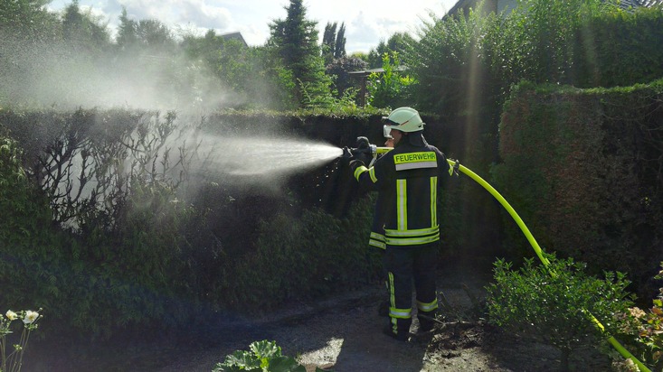 FW-KLE: Hasselt: Heckenbrand / Freiwillige Feuerwehr Bedburg-Hau gibt Hinweis zu Flämmarbeiten