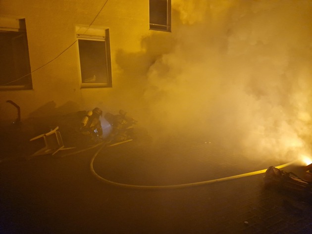 FW-E: Keller und Dachgeschosswohnung brennen in einem Mehrfamilienhaus -Menschenrettung über Drehleiter, eine Person schwer verletzt