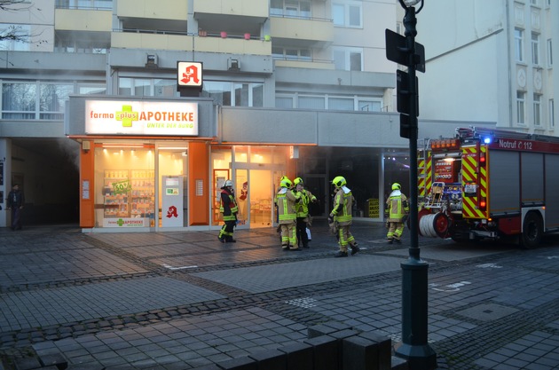 FW-Stolberg: Feuer 2 - starke Rauchentwicklung in einer Apotheke in der Stolberger Innenstadt
