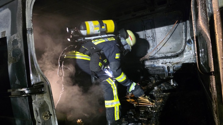 FW Celle: Mehrere Kleintransporter brennen in Westercelle
