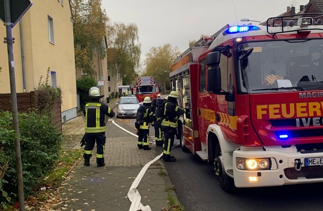 FW-Erkrath: Feuerwehr Erkrath rückt zu ausgelöstem Heimrauchmelder und Pkw-Brand aus - Presseportal.de
