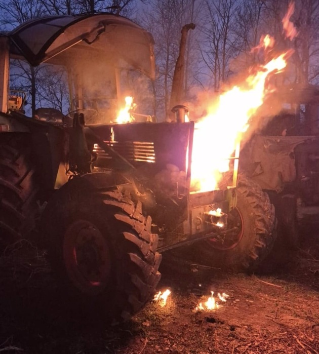 FW-OLL: Traktor f&auml;ngt Feuer