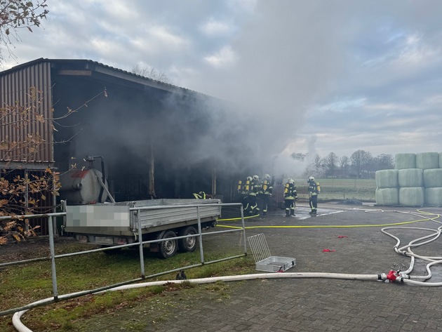 FW-AUR: Hallenanbau brannte aus