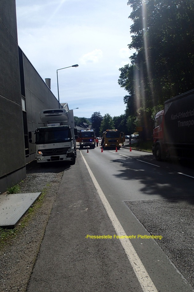 FW-PL: Verkehrsunfall in der Reichsstraße in Plettenberg. Feuerwehr streut auslaufende Betriebsmittel nach Kollision zwischen Kleintransporter und LKW ab