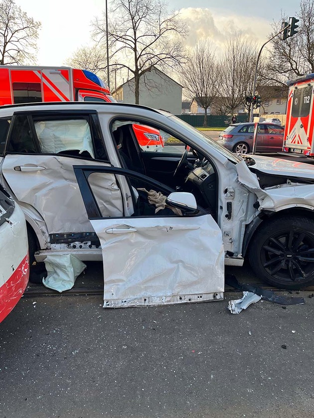 POL-DU: Aldenrade: BMW kollidiert mit Stra&szlig;enbahn