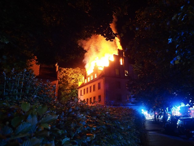 FW-MK: Ausgedehnter Wohnungsbrand / Ein ausgedehnter Wohnungsbrand im Iserlohner Zentrum breitet sich zu einem Dachstuhlbrand aus