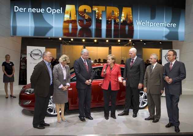 Kanzlerin Angela Merkel zu Gast am Opel-Stand auf der IAA in Frankfurt (mit Bildern)