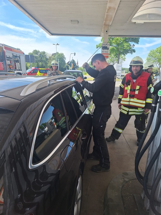 Feuerwehr Kalkar: Einsatz in Appeldorn: Kleinkind im verschlossenen Auto - schnelle Hilfe ohne Schaden