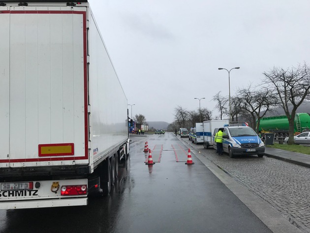 POL-KS: Verkehrssicherheit: Große Lkw-Kontrolle auf der Rastanlage Bühleck; 18 Fahrzeuge mussten stehenbleiben