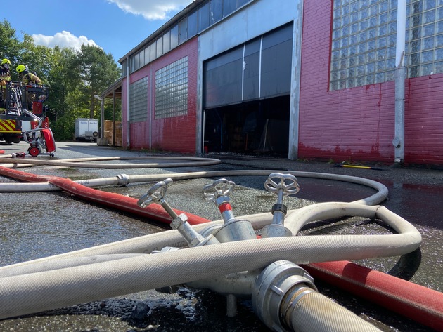 FW-SE: Schnelles Eingreifen der Feuerwehr verhindert Brand einer Lagerhalle