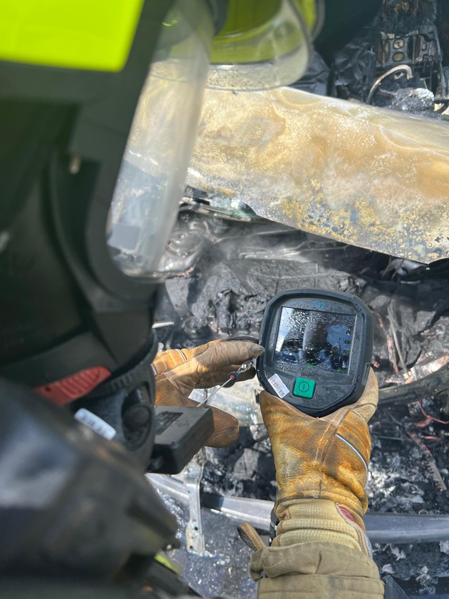 FW Ratingen: Fahrzeug geht nach Verkehrsunfall in Flammen auf - Feuerwehr Ratingen im Einsatz