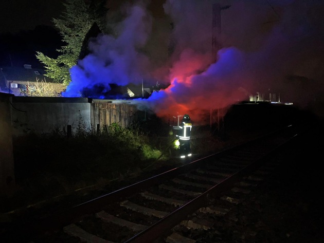 FW-EN: Gartenlaubenbrand direkt neben der Bahnlinie - 3 Personen mit Rauchgasvergiftung - Beeinträchtigung der Bahnstrecke