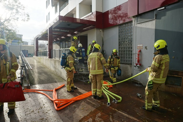 FW Ratingen: Rauch dringt aus Wohnung - Brand in Ratinger Hochhaus