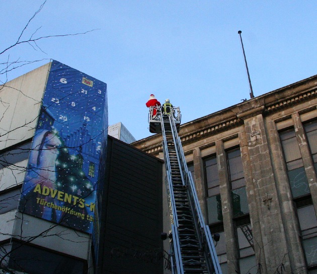 FW-E: Feuerwehr hilft dem Nikolaus in die Höhe