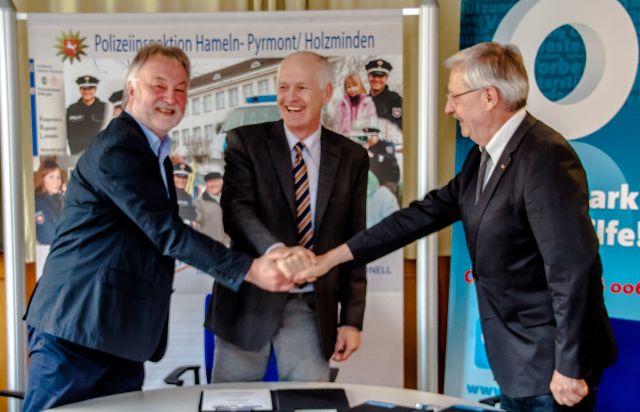 POL-HM: Polizeiinspektion Hameln-Pyrmont/Holzminden schließt Kooperationsvertrag mit dem &quot;Weissen Ring&quot;