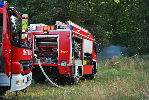 FW-MK: Feuer am Waldrand in Rheinen