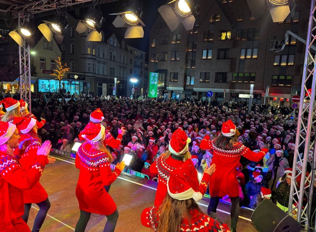 Weihnachtliche Bestleistung für den größten Weihnachtstanz bei WDR LOKALZEIT – live im TV holen 870 Menschen den RID-Weltrekord nach Castrop-Rauxel