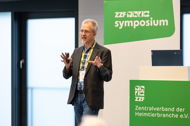 Tierärzte und Fachleute der Heimtierbranche bildeten sich beim ZZF-Symposium zum Thema Hund weiter