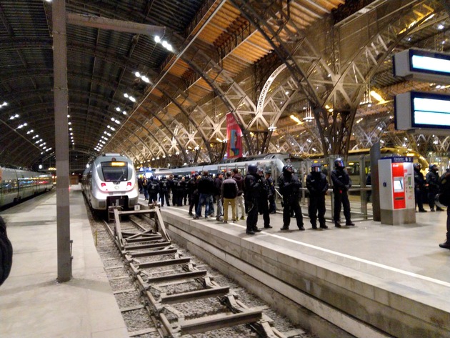BPOLI L: Großeinsatz der Bundes- und Landespolizei im Leipziger Hauptbahnhof nach vielen Straftaten von Anhängern des 1. FC Lokomotive Leipzig