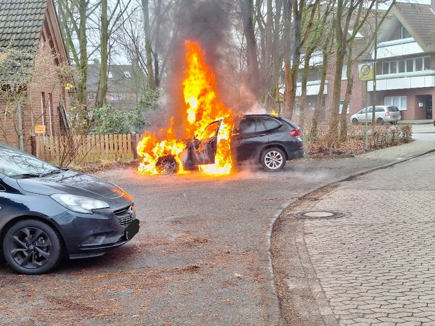 FW-ROW: PKW-Brand gegenüber Polizeistation in Sottrum