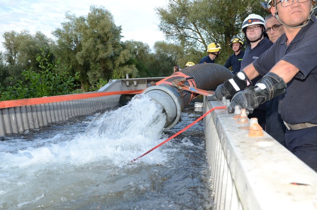 FW-KLE: Freiwillige Feuerwehr Bedburg-Hau beim THW Ortsverband Kleve / &quot;Wasserförderung über lange Wegstrecken&quot;