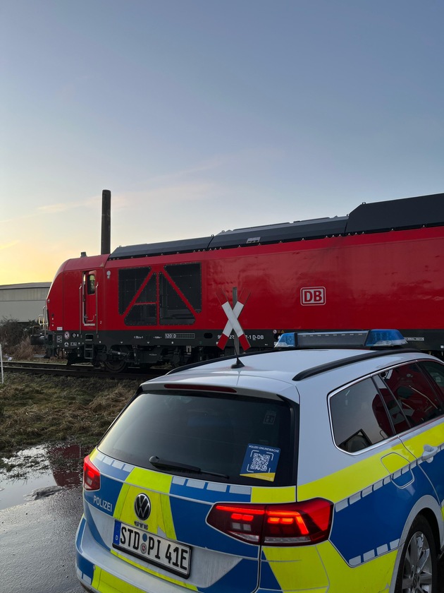 POL-STD: Güterzug übersehen, Firmenfahrzeug in Stade aufgebrochen, Autofahrer unter Drogeneinfluss, Unfallbeteiligter flüchtet ohne Führerschein, Alkohol am Steuer,