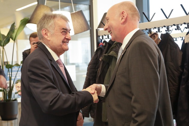 POL-MG: Innenminister Herbert Reul ernennt Stephan Zenker zum Polizeipräsidenten in Mönchengladbach