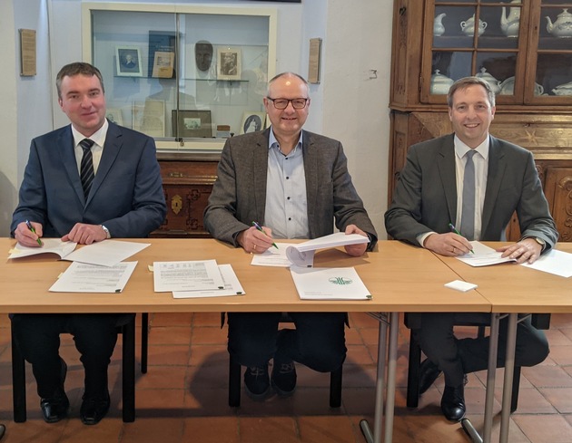 Vertrag für den FriedWald Hückeswagen unterzeichnet