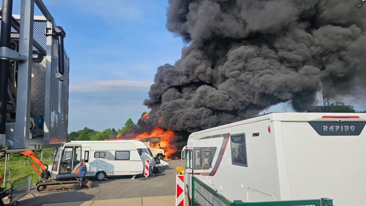 FW Burscheid: Gro&szlig;brand besch&auml;ftigt Feuerwehr am Samstag