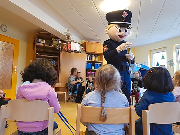 POL-AK NI: Weihnachtsüberraschung - Polizeiakademie besuchte einen integrativen Kindergarten in Uslar
