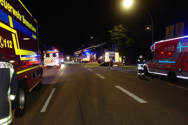 FW Bremerhaven: Wohnhaus brennt vollständig aus