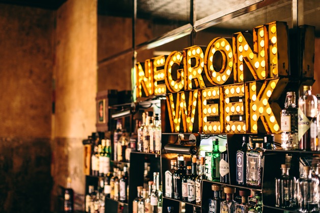 NEGRONI WEEK 2017: Cocktails, Kunst &amp; Karitatives - im Juni mischt die Charity-Aktion um den Kultdrink Negroni zum fünften Mal die weltweite Barszene auf &amp; startet mit ihnen das #negroniforlove Movement