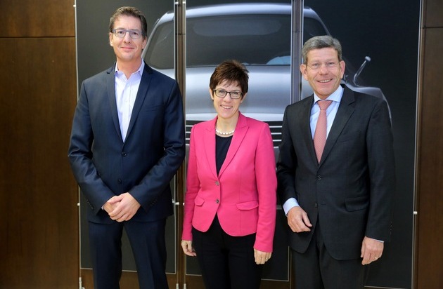 Ford-Werke GmbH: Ministerpräsidentin wirft bei Ford Blick hinter die Kulissen: Annegret Kramp-Karrenbauer zu Gast im Ford Design-Zentrum (FOTO)