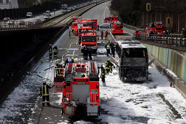 FW-E: Brennender Reisebus auf der A40, keine Verletzten, Bus Totalschaden,