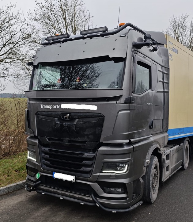 POL-UL: (BC) Ochsenhausen - Gefahr durch herumfliegende Eisplatten und Betriebserlaubnis erloschen / Am Donnerstag kontrollierte die Polizei einen Lkw bei Ochsenhausen. Der war gefährlich unterwegs.