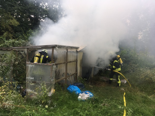 FW Lage: Brennt Gartenhütte - 18.08.2017 - 17:44 Uhr